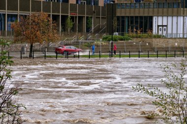 River Wear 29 Ekim 2023 'te River Wear' ın kıyılarını patlatıp River Wear, Durham, İngiltere 'de sel basmasıyla bir araba yayaya çarpıyor.