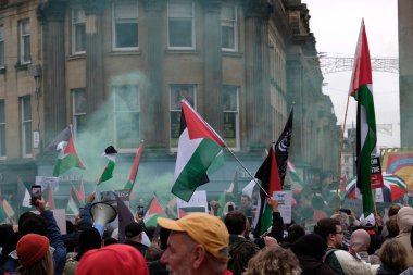 Newcastle City Center, Newcastle, İngiltere 'de 28 Ekim 2023 Filistin Dayanışma Yürüyüşü kapsamında insanlar Newcastle sokaklarına dökülüyor.
