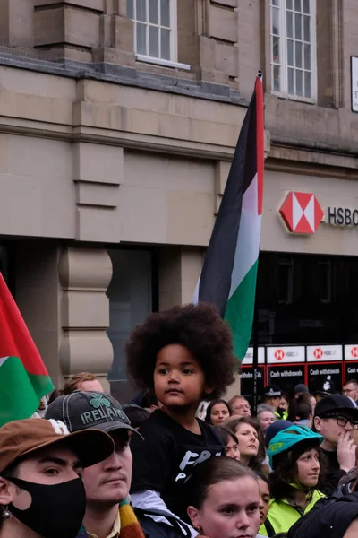 Люди Виходять Вулиці Ньюкасла Рамках Кампанії Палестинської Солідарності Центрі Ньюкасла — стокове фото