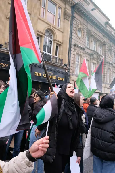Люди Выходят Улицы Ньюкасла Рамках Марша Солидарности Палестинцев Центре Ньюкасла — стоковое фото