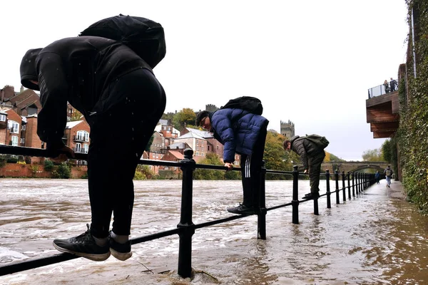 Group Young Boys Hangs Railings River Wear Burst Its Banks — Stock Photo, Image