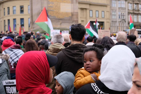 Люди Выходят Улицы Ньюкасла Рамках Марша Солидарности Палестинцев Центре Ньюкасла — стоковое фото