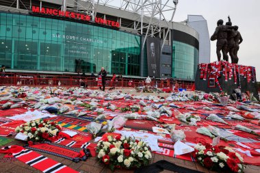 Merhum Sir Bobby Charlton 'a yapılan haraçlar Old Trafford, Manchester, İngiltere' nin dışında, 30 Ekim 2023