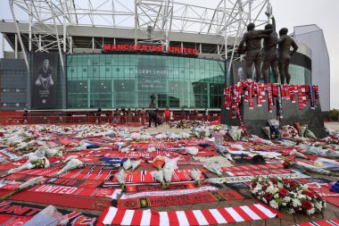 Merhum Sir Bobby Charlton 'a yapılan haraçlar Old Trafford, Manchester, İngiltere' nin dışında, 30 Ekim 2023