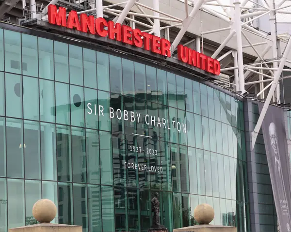 Merhum Sir Bobby Charlton 'a yapılan haraçlar Old Trafford, Manchester, İngiltere' nin dışında, 30 Ekim 2023