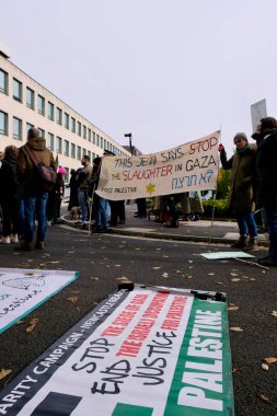 4 Kasım 2023 'te Newcastle City Centre, Newcastle' daki Filistin Dayanışma Yürüyüşü kapsamında insanlar Newcastle sokaklarına dökülüyor.