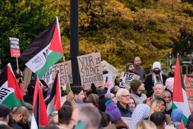 4 Kasım 2023 'te Newcastle City Centre, Newcastle' daki Filistin Dayanışma Yürüyüşü kapsamında insanlar Newcastle sokaklarına dökülüyor.