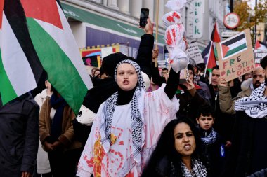 4 Kasım 2023 'te Newcastle City Centre, Newcastle' daki Filistin Dayanışma Yürüyüşü kapsamında insanlar Newcastle sokaklarına dökülüyor.