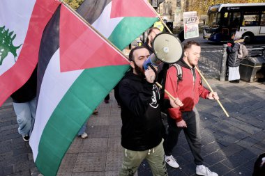 4 Kasım 2023 'te Newcastle City Centre, Newcastle' daki Filistin Dayanışma Yürüyüşü kapsamında insanlar Newcastle sokaklarına dökülüyor.