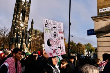4 Kasım 2023 'te Newcastle City Centre, Newcastle' daki Filistin Dayanışma Yürüyüşü kapsamında insanlar Newcastle sokaklarına dökülüyor.