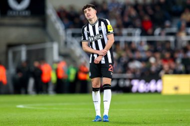 Newcastle United takımının 21 numaralı oyuncusu Newcastle United, Chelsea 'ye karşı St. James' s Park, Newcastle, İngiltere 'de 25 Kasım 2023' te oynanan Premier League maçında