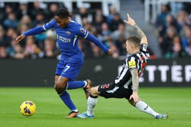 Newcastle United 'dan Kieran Trippier # 2 Premier League maçı sırasında Chelsea' den Raheem Sterling # 7 ile Chelsea 'ye karşı St. James' s Park, Newcastle, İngiltere, 25 Kasım 2023 'te oynanan karşılaşmada slayt ile slayt attı.