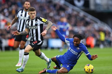 Newcastle United 'dan Kieran Trippier # 2 Premier League maçı sırasında Chelsea' den Raheem Sterling # 7 'ye karşı St.James' s Park, Newcastle, Birleşik Krallık, 25 Kasım 2023 'te oynanan karşılaşmada