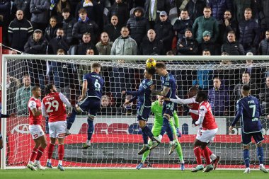 Leeds United 'ın 4 numaralı oyuncusu Ethan Ampadu ve Leeds United' ın 14 numaralı oyuncusu Joe Rodon 24 Kasım 2023 'te New York Stadyumu' nda oynanan Sky Bet Şampiyonası maçında topu temizlemeye çalışırken