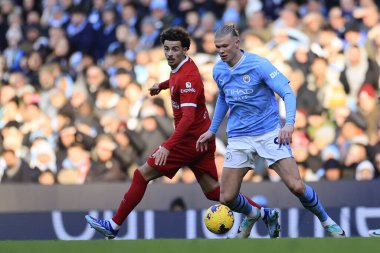 Manchester City 'den Erling Haaland # 9 Premier League maçı sırasında Liverpool' dan Curtis Jones # 17 ile Etihad Stadyumu, Manchester, İngiltere, 25 Kasım 2023 'te Liverpool' da karşılaştı.