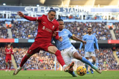 Liverpool 'dan Darwin Nunez # 9 ve Manchester City' den Nathan Ake # 6 Premier Lig karşılaşmasında Manchester City - Liverpool Etihad Stadyumu, Manchester, İngiltere, 25 Kasım 2023