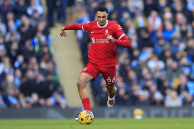 Liverpool 'dan Trent Alexander-Arnold # 66 Premier League maçında topla koşuyor Manchester City - Liverpool Etihad Stadyumu, Manchester, Birleşik Krallık, 25 Kasım 2023