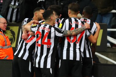 Newcastle United oyuncuları, 25 Kasım 2023 'te St. James' s Park, Newcastle, İngiltere 'de oynanan Premier League maçında üçüncü gollerini kutladılar.