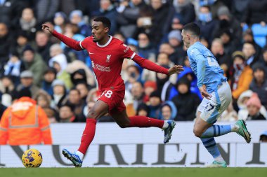 Liverpool 'dan Ryan Gravenberch # 38 Premier League maçında Manchester City Liverpool' a karşı Etihad Stadyumu 'nda 25 Kasım 2023' te Manchester City # 47 numaralı Phil Foden 'ı geçmeye çalışıyor.