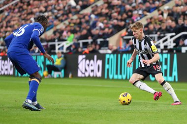Newcastle United 'dan Anthony Gordon # 10 Premier League maçında Chelsea' den Lesley Ugochukwu # 16 'yı geçmek için bakıyor Newcastle United Chelsea' ye karşı St. James 's Park, Newcastle, İngiltere, 25 Kasım 2023
