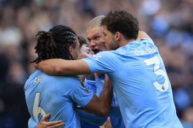 Manchester City 'den Erling Haaland 25 Kasım 2023 tarihinde Etihad Stadyumu' nda oynanan Premier League maçında 1-0 'lık skoru kutluyor.