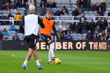 Newcastle United takımından Anthony Gordon 25 Kasım 2023 'te St. James' s Park, Newcastle, İngiltere 'de oynanan Premier League maçı sırasında ısındı.