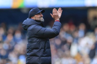 Liverpool teknik direktörü Jurgen Klopp, 25 Kasım 2023 tarihinde Etihad Stadyumu 'nda oynanan Premier League maçının sonunda taraftarları alkışlıyor.