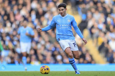 Manchester City 'den Julian Alvarez 25 Kasım 2023' te Etihad Stadyumu 'nda oynanan Premier League maçında topu kontrol ediyor.