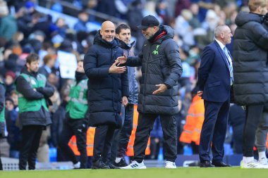 Manchester City teknik direktörü Pep Guardiola ve Liverpool teknik direktörü Jurgen Klopp Premier League maçının sonunda Manchester City Liverpool 'a karşı Etihad Stadyumu, Manchester, İngiltere, 25 Kasım 2023