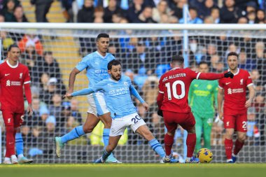 Manchester City 'den Bernardo Silva # 20 ve Liverpool' dan Alexis MacAllister # 10 Premier Lig karşılaşmasında Manchester City - Liverpool Etihad Stadyumu, Manchester, Birleşik Krallık, 25 Kasım 2023