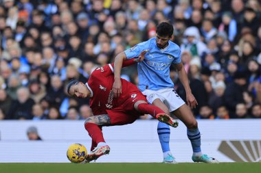 Liverpool 'dan Darwin Nunez # 9 Premier League maçında Manchester City - Liverpool maçında Ruben Dias # 3' e meydan okuyor Etihad Stadyumu, Manchester, İngiltere, 25 Kasım 2023