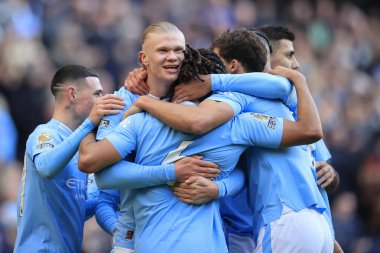 Manchester City 'den Erling Haaland 25 Kasım 2023 tarihinde Etihad Stadyumu' nda oynanan Premier League maçında 1-0 'lık skoru kutluyor.