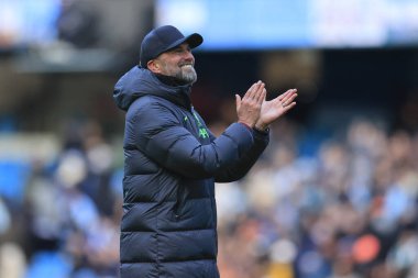 Liverpool teknik direktörü Jurgen Klopp, 25 Kasım 2023 tarihinde Etihad Stadyumu 'nda oynanan Premier League maçının sonunda taraftarları alkışlıyor.