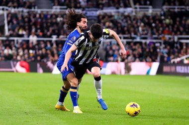 Chelsea 'li Marc Cucurella # 3 numara Newcastle United' ın 25 Kasım 2023 'te St. James' s Park, Newcastle, İngiltere 'de oynanan Premier League karşılaşmasında Newcastle United' ın Chelsea 'ye karşı oynadığı maçta Tino Livramento # 21' e meydan okuyor.