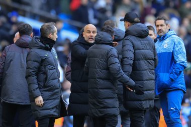 Manchester City teknik direktörü Pep Guardiola, Premier League maçının sonunda Liverpool personelinden biriyle Etihad Stadyumu 'nda Manchester City Liverpool' a karşı 25 Kasım 2023 'te tartışıyor.