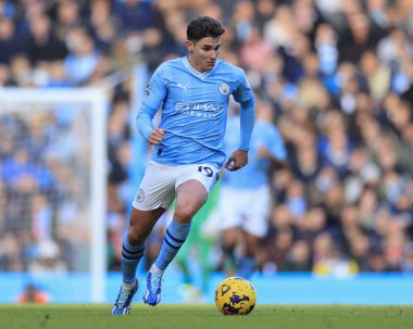 Manchester City 'den Julian Alvarez 25 Kasım 2023' te Etihad Stadyumu 'nda oynanan Premier League maçında topu kontrol ediyor.