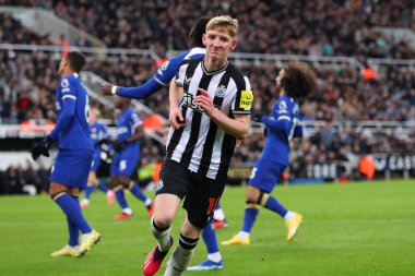 Newcastle United takımından Anthony Gordon 25 Kasım 2023 'te St. James' s Park, Newcastle 'da oynanan Premier League maçı sırasında 4-1' lik galibiyetini kutluyor.