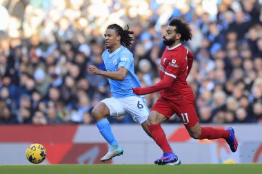 Manchester City 'den Nathan Ake # 6 Premier League maçında Liverpool' dan Muhammed Salah # 11 'e karşı Etihad Stadyumu' nda Manchester City Liverpool 'a karşı 25 Kasım 2023' de meydan okudu.