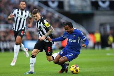 Newcastle United 'dan Kieran Trippier # 2 Premier League maçı sırasında Chelsea' den Raheem Sterling # 7 'ye karşı St.James' s Park, Newcastle, Birleşik Krallık, 25 Kasım 2023 'te oynanan karşılaşmada