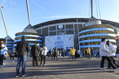 Etihad 'ın dışında Premier League maçı öncesinde Manchester City, Etihad Stadyumu' nda Liverpool 'a karşı, 25 Kasım 2023