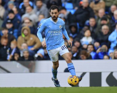 Manchester City 'den Bernardo Silva 25 Kasım 2023' te Etihad Stadyumu 'nda Manchester City Liverpool' a karşı oynanan Premier League maçında topla koşar.