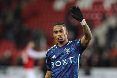 Crysencio Summerville # 10 Leeds United, 24 Kasım 2023 'te New York Stadyumu, Rotherham, Birleşik Krallık' ta oynanan Sky Bet Şampiyonası 'nda oynanan son düdük düdüğünün ardından gezgin taraftarlara dokudu.