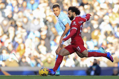 Liverpool 'dan Mohamed Salah # 11 Premier League maçında pas veriyor Manchester City Liverpool' a karşı Etihad Stadyumu, Manchester, Birleşik Krallık, 25 Kasım 2023