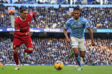 Liverpool 'dan Darwin Nunez # 9 Premier League maçında Manchester City - Liverpool maçı sırasında Manchester City ile birlikte 25 Kasım 2023' te Etihad Stadyumu 'nda koşuyor.