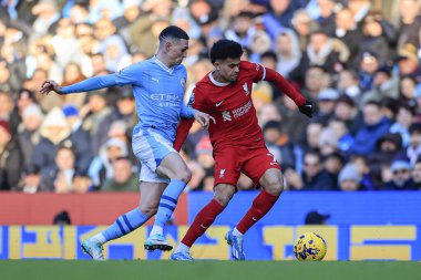 Liverpool 'dan Luis Diaz # 7 ve Manchester City' den Phil Foden # 47 Premier League karşılaşmasında Manchester City Liverpool 'a karşı Etihad Stadyumu, Manchester, İngiltere, 25 Kasım 2023