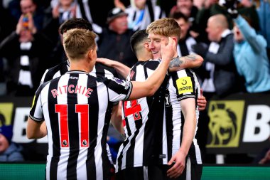 Newcastle United takımından Anthony Gordon 25 Kasım 2023 'te St. James' s Park, Newcastle, İngiltere 'de oynanan Premier League karşılaşmasında golünü kutluyor.