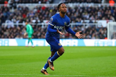 Chelsea 'li Raheem Sterling 25 Kasım 2023' te St. James 's Park, Newcastle, İngiltere' de oynanan Premier League karşılaşmasında eşitlik golünü kutluyor.