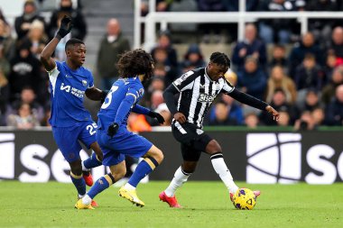 Newcastle United 'ın 55 numaralı oyuncusu Michael Ndiweni 25 Kasım 2023' te St. James 's Park, Newcastle, İngiltere' de oynanan Premier League maçı sırasında Chelsea 'nin 25 numaralı oyuncusu Moiss Caicedo' yu geçiyor.