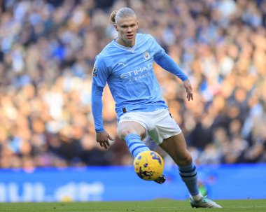 Manchester City 'den Erling Haaland Premier League maçında pas veriyor Manchester City Liverpool' a karşı Etihad Stadyumu, Manchester, Birleşik Krallık, 25 Kasım 2023