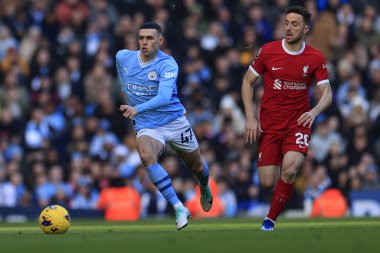 Manchester City 'den Phil Foden # 47 Premier League maçında Liverpool' dan Diogo Jota # 20 'yi geçiyor Manchester City Liverpool' a karşı Etihad Stadyumu, Manchester, İngiltere, 25 Kasım 2023